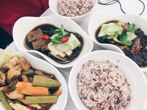 Rice and dishes at Onn Vegetarian 安顺素食 in Central Singapore