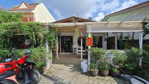 Exterior - outdoor seating  #Veganuary at Eat.Co in Koh Phangan