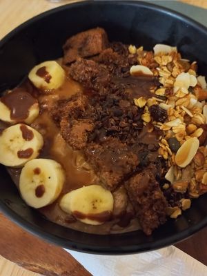 Snickers bowl at Eat.Co in Koh Phangan