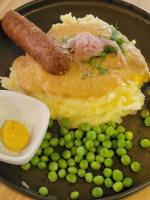 Bangers and mash with beyond sausage at Eat.Co in Koh Phangan