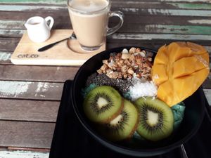 Green Smoothie Bowl & Latte at Eat.Co in Koh Phangan