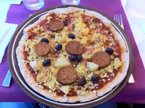 Vegan pizza, avec du chorizo, du fromage, des olives. (14€50) at Les Delices De Gigi in Le Perreux