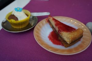 Cheesecake and chocolate cupcake. at Les Delices De Gigi in Le Perreux