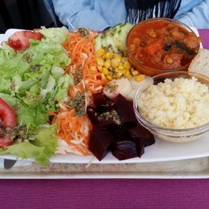 Maxi salade de saison / Maxi seasonal salad at Les Delices De Gigi in Le Perreux