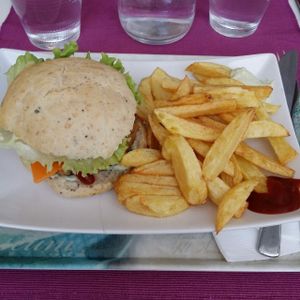 Vegan burger at Les Delices De Gigi in Le Perreux
