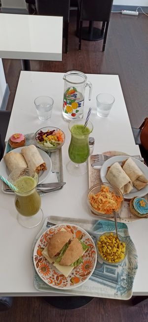 Full picture of our meal, with the coleslaw on the right that wasn't depicted in the previous pictures. at Les Delices De Gigi in Le Perreux