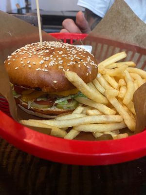 Classic burger at Belzepub in Prague