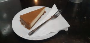 caramel cheesecake at Belzepub in Prague