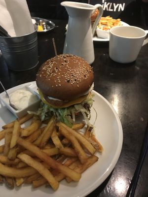 us burger with fries and mayo at Belzepub in Prague