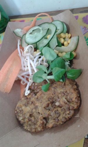 Burger de lentejas at Enjoy Vegan in Barcelona