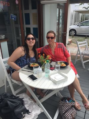 Happy customers eating gnocchis at Rincon Verde in Jose Ignacio