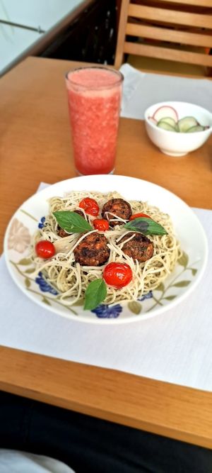 Espaguete com almondegas de cogumelos e suco de laranja com morango at Mount Zion Vegano in Sao Paulo