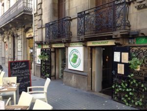 outside at Happy Day Vegetariano in Barcelona