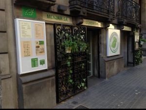 outside at Happy Day Vegetariano in Barcelona