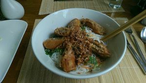 Frühlingsrollen mit Reisnudeln und vegane Fischsauce  at Well Being II in Cologne