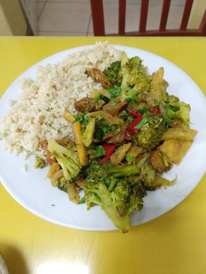 Saltado de brócoli with brown rice at Ashkha in Arequipa