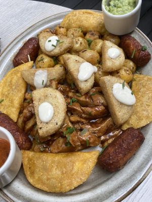 Buenos amigos : (  at Veg Station in Medellin