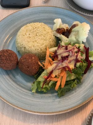 Menu del día - flavorful rice, cauliflower with bbq and crema, garbanzo balls, and fresh salad  at Veg Station in Medellin