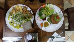 mushroom salad & vegi burger + avo at Bubbles Live in Chiang Mai