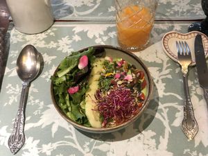 Salad bowl with nuts at Un Piano dans la Theiere in Orleans