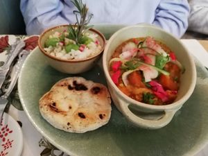 Dahl de lentilles et riz semi-complet avec naan at Un Piano dans la Theiere in Orleans