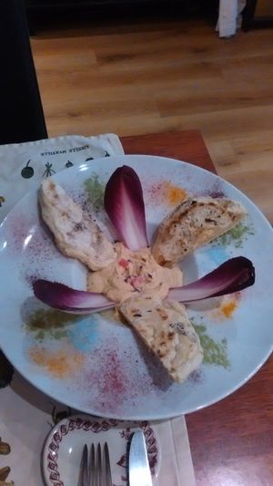 Houmous et endive at Un Piano dans la Theiere in Orleans