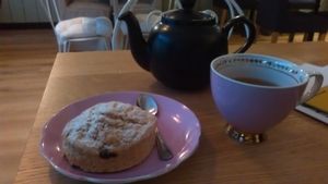 Tea time?Russian Lady and scone with cranberies at Un Piano dans la Theiere in Orleans