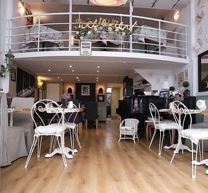 Vue de l'intérieur du restaurant at Un Piano dans la Theiere in Orleans