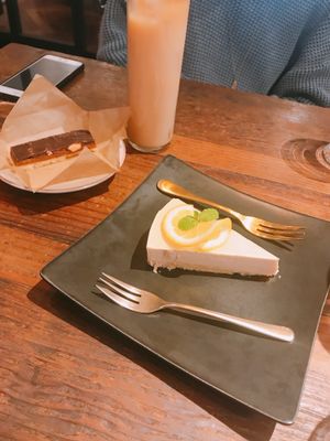 Cheesecake and chocolate bar at Organic Table by Lapaz in Tokyo