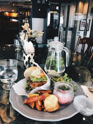 avocado burger at Organic Table by Lapaz in Tokyo