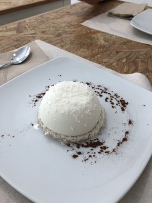 Mouse de coco. INCREIBLE at El Vergel Veggie Restaurant in Tarragona