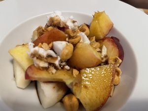 Ensalada pera, paraguayo, queso feta vegano y avellanas (GF) at El Vergel Veggie Restaurant in Tarragona