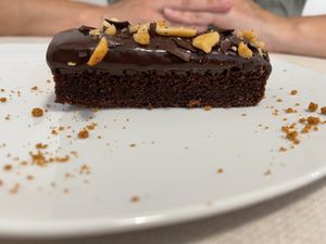 Pastel de chocolate y cacahuete at El Vergel Veggie Restaurant in Tarragona