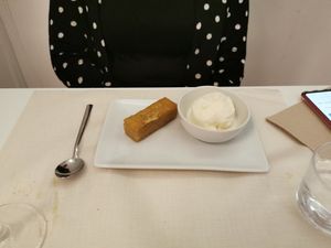 Pinacolada ijs met kokosgebakje at El Vergel Veggie Restaurant in Tarragona