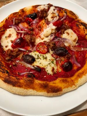 Pizza with vegan sausage at El Vergel Veggie Restaurant in Tarragona