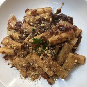 Pasta with vegan parmesan, red wine and leek at El Vergel Veggie Restaurant in Tarragona