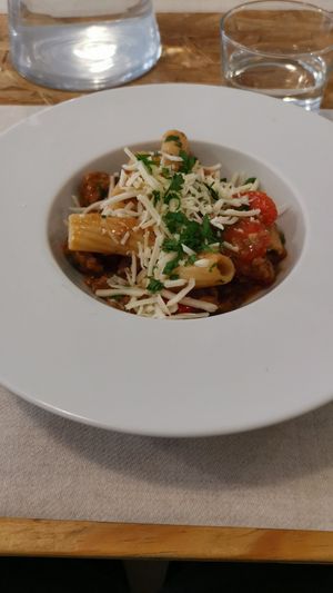 Rigatoni con tomate y berenjena y queso vegano #Veganuary at El Vergel Veggie Restaurant in Tarragona