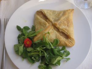 Apple, leek and cream cheese puff pastry parcel at El Vergel Veggie Restaurant in Tarragona