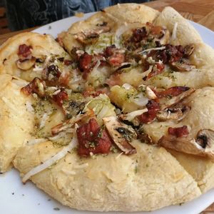 Pizza blanca at El Vergel Veggie Restaurant in Tarragona