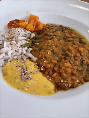 Exquisit tant el tracte com el menjar!!! Qualitat/preu insuperable. Repetirem segur!!!!! I a més amb cervesa artesana :D at El Vergel Veggie Restaurant in Tarragona