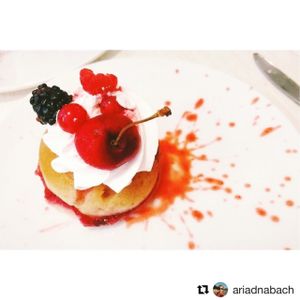 Savarin al kirsch con frutos rojos at El Vergel Veggie Restaurant in Tarragona