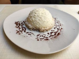Mouse de coco at El Vergel Veggie Restaurant in Tarragona