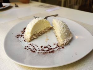 Mouse de coco at El Vergel Veggie Restaurant in Tarragona