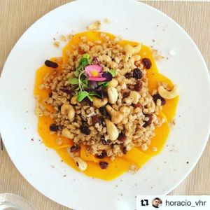 Calabaza asada con wok de cebada, anacardos y pasas #vegan en #elvergeltarragona  at El Vergel Veggie Restaurant in Tarragona