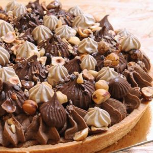 Tarta de avellanas con mousse de gianduja y avellanas tostadas y garrapiñadas #vegan en #elvergeltarragona.  at El Vergel Veggie Restaurant in Tarragona