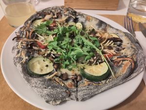 Pizza with charcoal at El Vergel Veggie Restaurant in Tarragona