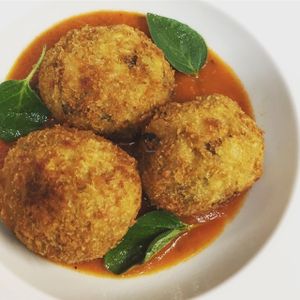 Arancini de ragú de verduras con salsa de tomate casera (croquetas de arroz sicilianas) #vegan en #elvergeltarragona  at El Vergel Veggie Restaurant in Tarragona