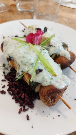 Brocheta de calabacín, champiñones y tofu acompañado de arroz y una salsa para chuparse los dedos at El Vergel Veggie Restaurant in Tarragona