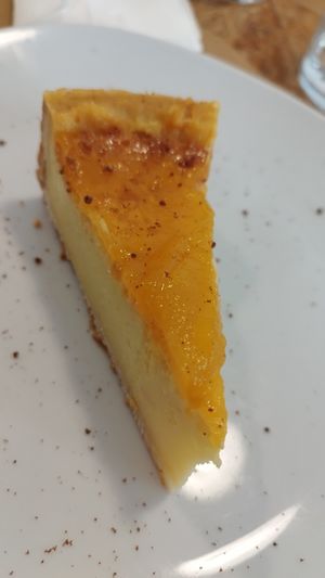 Cheesecake con mermelada de mango🤤 at El Vergel Veggie Restaurant in Tarragona