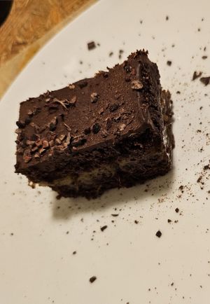 Sacher tart with mango at El Vergel Veggie Restaurant in Tarragona